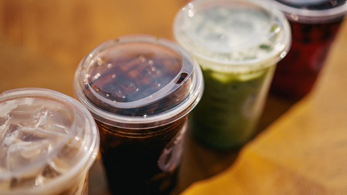 Starbucks sáng tạo nắp có thể uống trực tiếp thay vì dùng ống hút nhựa dùng một lần